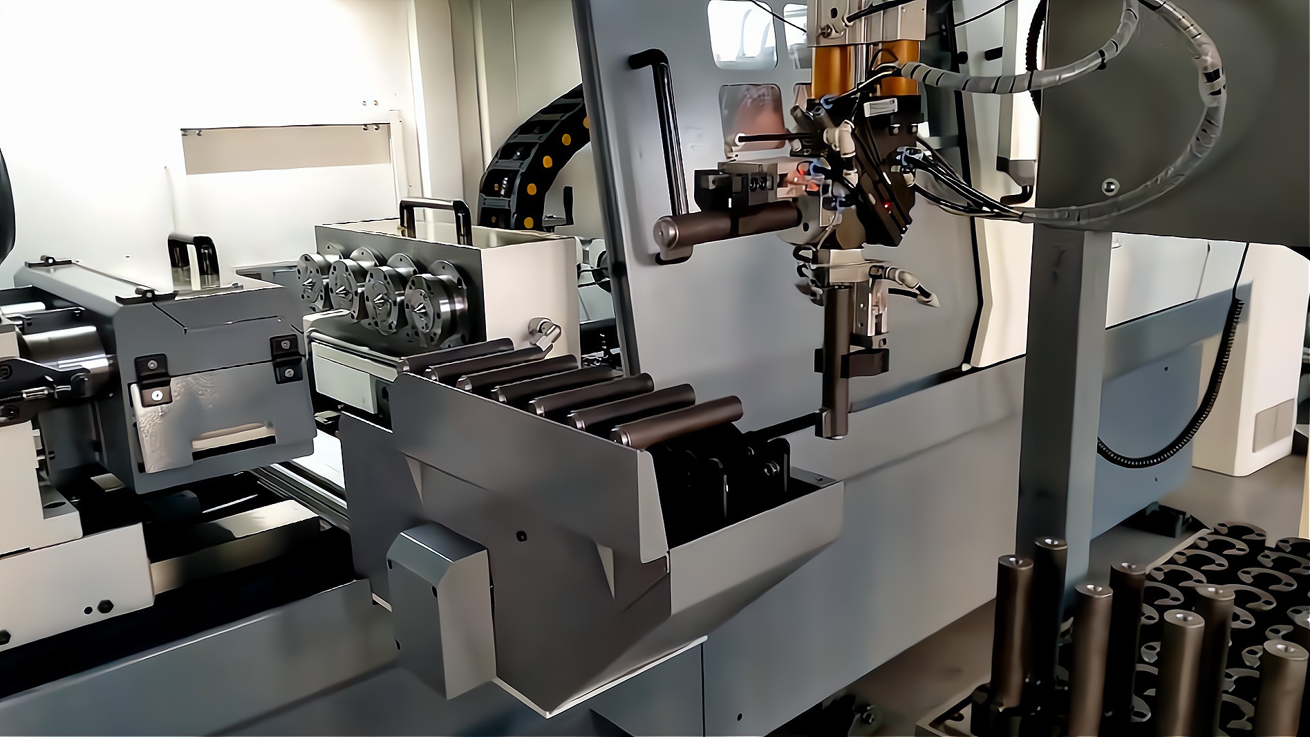 ZK2115×4B/500A 深孔鉆床配置桁架機械手,加工手槍槍管單機自動化